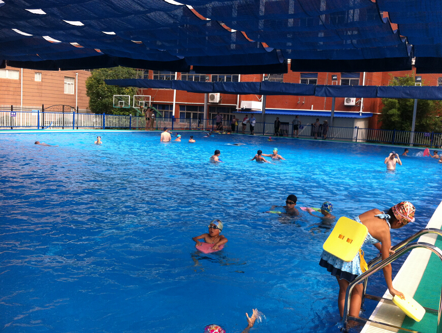 跪求一些能在游泳馆游泳池里面玩的集体小游戏