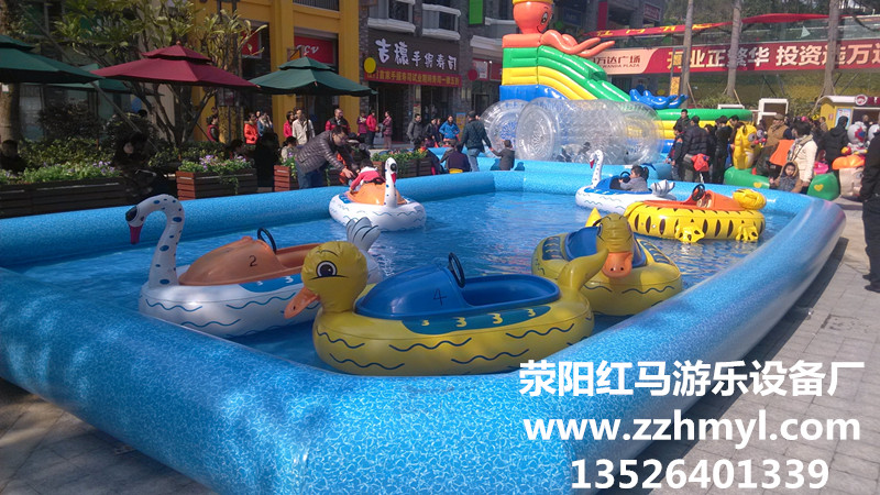 荥阳市红马游乐设备厂是专业从事游乐设备的开发、设计、生产、销售为一体的专业厂家。本厂拥有一批优秀的设计人员和专业的技术工人,所生产产品受到来自全国各地客户的青睐,主要产品有:旋转木马、飞椅系列、儿童蹦蹦床、起伏火车、小火箭、升降飞机、跳床、电瓶车、追逐坦克车、充气城堡、小猴拉车等百余种产品。