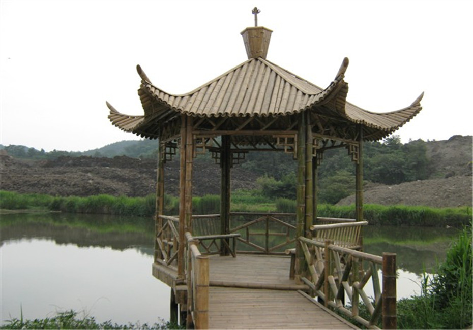 "    竹子不仅是一种非常好的建筑材料,而且挺拔秀丽,高雅柔美,和松一