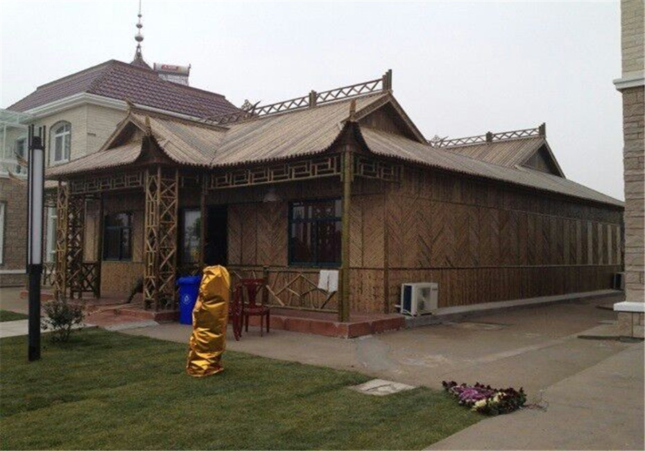 竹屋、竹别墅的客户主要是风景区、农家乐经营者。竹房子的售价少过房贷首付。人头脑灵活,有很多竹制品生产企业。生产预制的竹房子、竹别墅。制成亭子、房子的竹子都经过特殊处理,能防虫、防潮,保养得当,最多能使用30年。竹房子制作简便,施工周期短,造价低廉。桐汭竹木公司供应住房子,品种多样,规格齐全,欢迎全国各地客户前来洽谈选购。 竹材是一种生态环保的绿色建材,CO2吸收量是普通树木的4倍。在使用期过后,材料可以被完全回收并再次利用。与其他建筑材料如石、砖、混凝土、钢材等不可再生的矿物资源相比,竹材是极好的可再生资