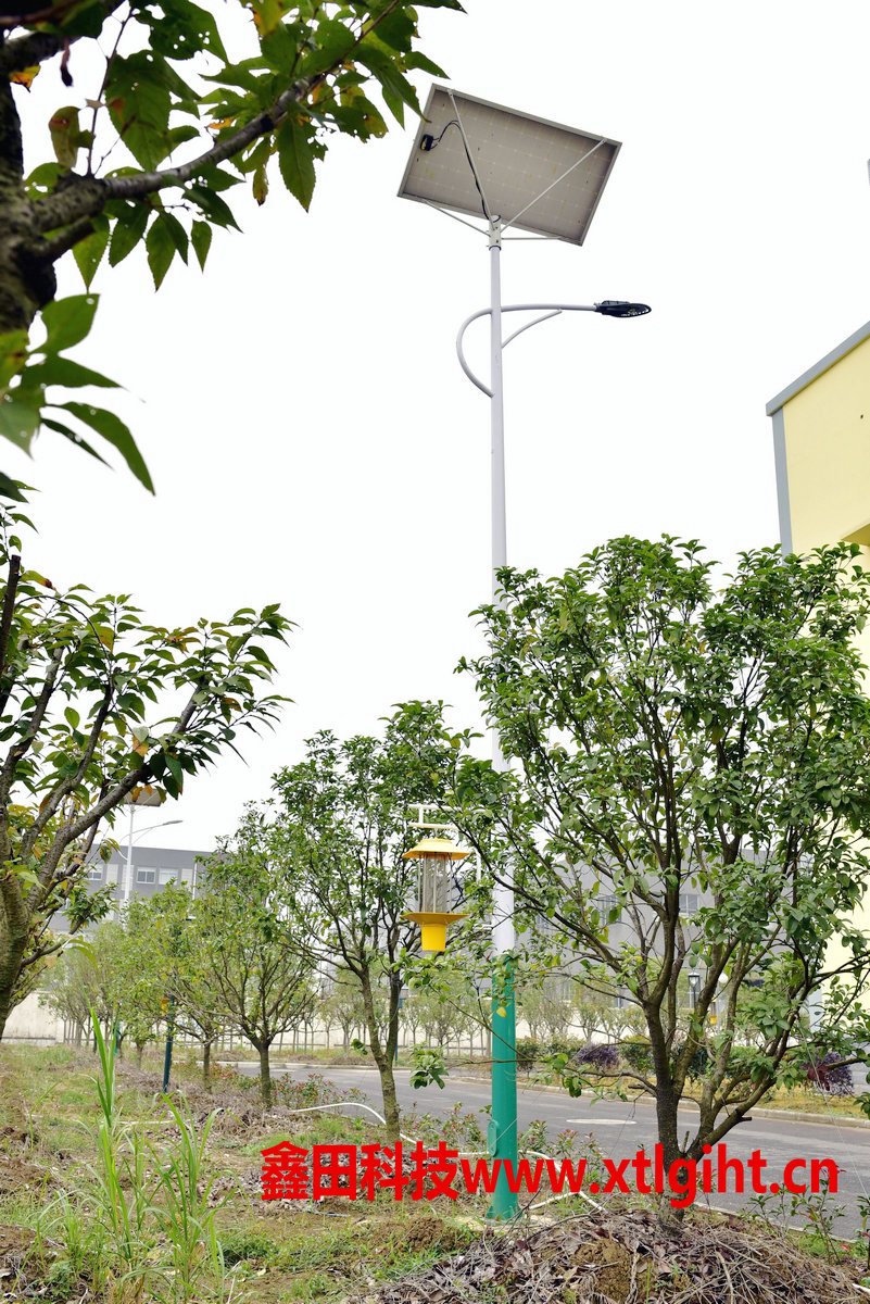 一、频振式杀虫灯产品简介: 鑫田牌频振式太阳能杀虫灯是利用害虫的趋光特性,以频振的方式发出不同波长的光波,靶性引诱害虫,采用不同高压、不同网间距双层电网击杀害虫,使害虫跌落至下部防逃逸的接虫器内,以达到杀灭害虫的目的。灯体智能控制系统含有光控、雨(湿)控、时控等功能,电路保护系统含短路、过载、过放电和过充电保护功能,使用绝缘陶瓷、碳化塑料等新材料作为灯体关键部位器件材料,防止灯体因高压放电引燃虫块后导致的自燃问题,能充分确保产品使用的安全性和稳定性。此外,在节能方面产品以新能源太阳能电池供电系统为主要能