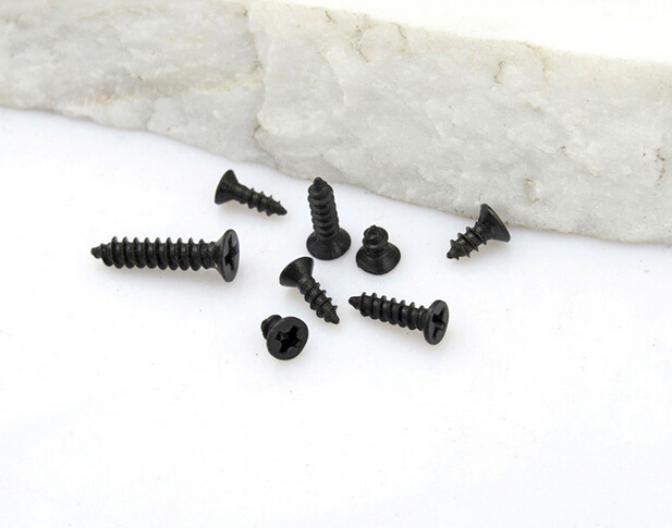 自攻螺钉,英文名为Self-tapping Screw 是在金属或非金属材料之预钻孔中自行攻钻出所配合阴螺纹之一种有螺纹扣件。自攻螺钉多用于薄的金属板(钢板、锯板等)之间的连接。连接时,先对被连接件制出螺纹底孔,再将自攻螺钉拧入被连接件的螺纹底孔中。由于自攻螺钉的螺纹表面具有较高的硬度(45HRC),可在被连接件的螺纹底孔中攻出内螺纹,从而形成连接。 自攻螺钉特点由于其自行成型或攻出其配合螺纹,因此在组合上具有高防松能力,且可以装卸。在小形螺丝上其尺寸,螺纹型式,头型,攻钻性能在工程用途上几乎无可限量。