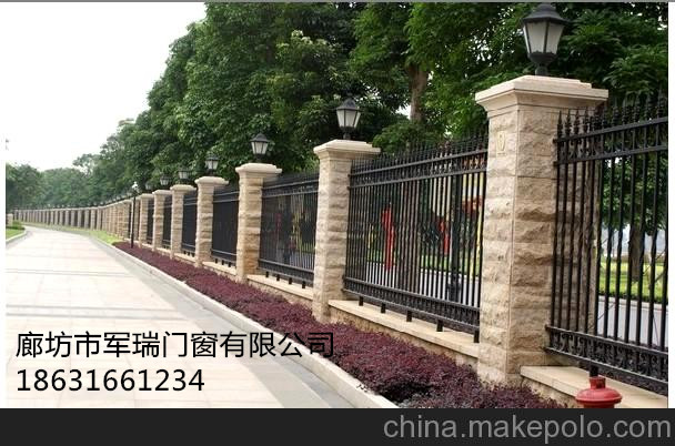 好处 铁艺围栏它具有坚固、耐用、连接牢靠、结构厚重、古朴、明朗、可塑性极强的特点,可根据客户要求,打造各种装修风格的铁艺围栏,同时铁艺围栏安装简便,不受地形起伏限制,适合大面积采用,还有就是它的价格比较实惠。
