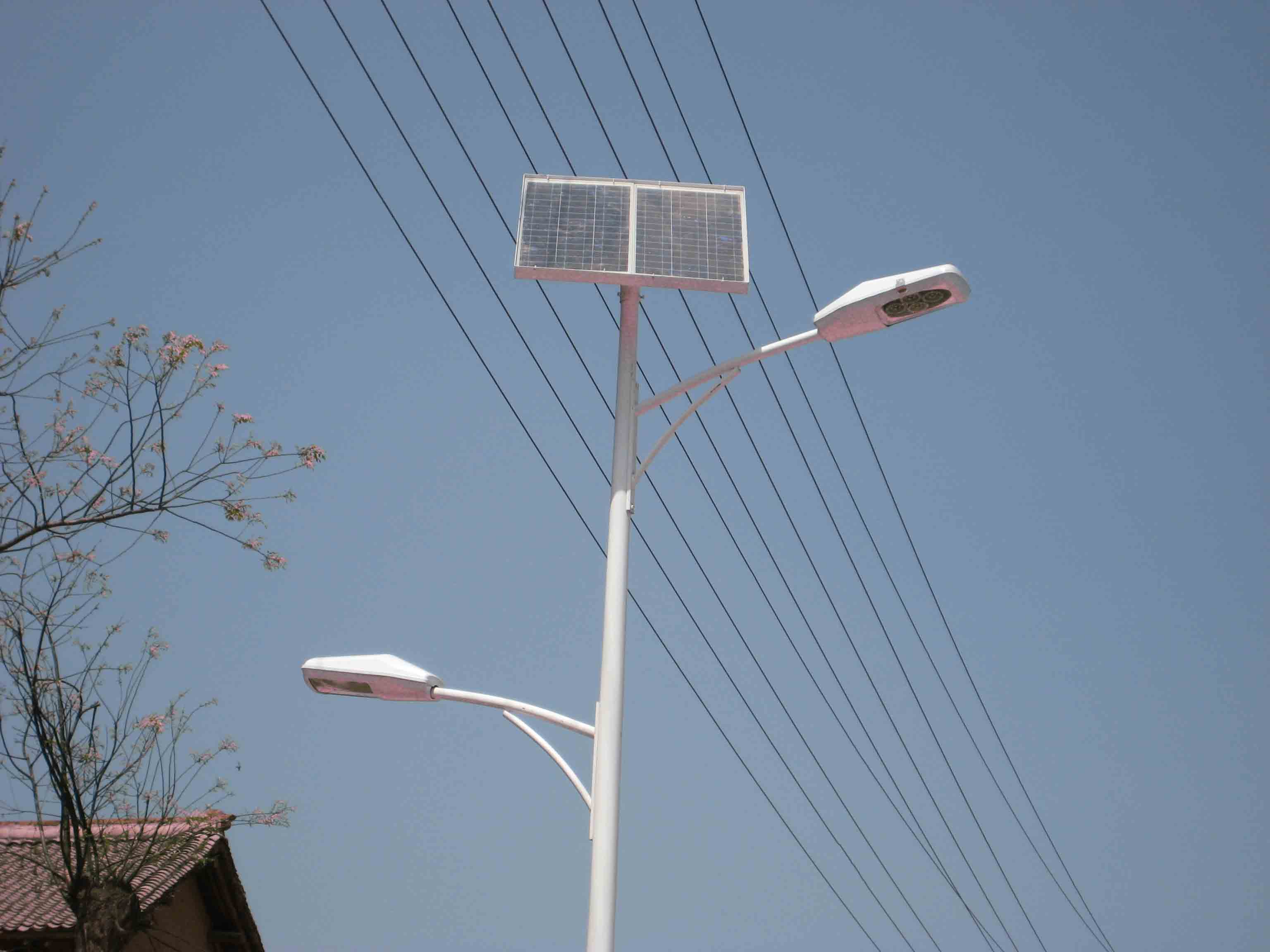 LED太阳能路灯的光源优势: 目前多数路灯选用LED作为光源,LED寿命长,可以达到100000小时以上,工作电压低,非常适合应用在太阳能草坪灯上。特别是LED技术已经经了其关键的突破,并且其特性在过去5年中有很大提高,其性能价格比也有较大的提高。另外,LED太阳能路灯由低压直流供电,其光源控制成本低,使调节明暗,频繁开关都成为可能,并且不会对LED的性能产生不良影响。还可以方便地控制?