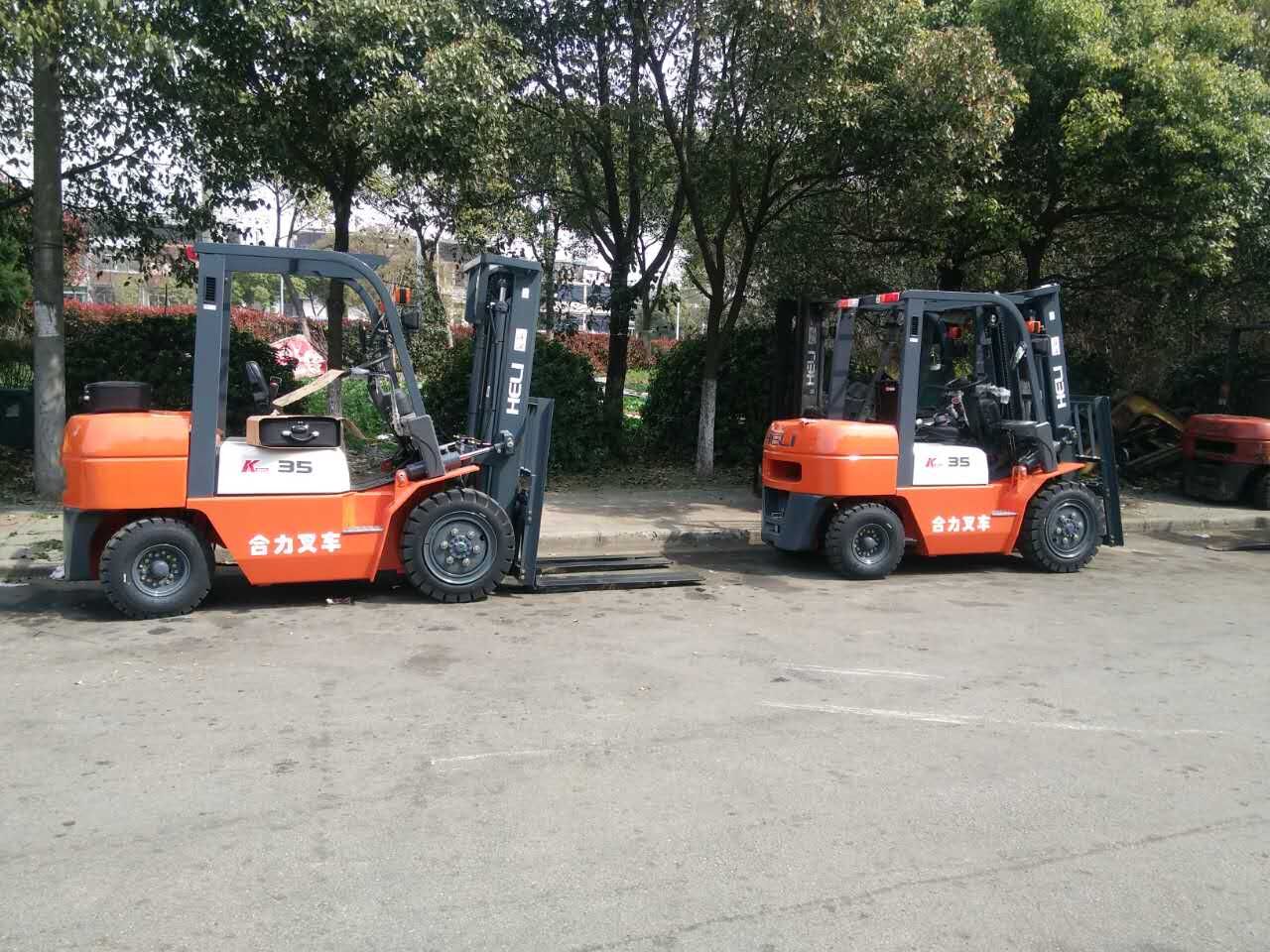 工业搬运车辆广泛应用于港口、车站、机场、货场、工厂车间、仓库、流通中心和配送中心等,在船舱、车厢和集装箱内进行托盘货物的装卸、搬运作业,是托盘运输、集装箱运输中必不可少的设备。 合力叉车在企业的物流系统中扮演着非常重要的角色,是物料搬运设备中的主力军。广泛应用于车站、港口、机场、工厂、仓库等国民经济中的各个部门。第二次世界大战期间,叉车得到发展。中国从20世纪50年代初开始制造叉车。特别是随着中国经济的快速发展,大部分企业的物料搬运已经脱离了原始的人工搬运,取而代之的是以叉车为主的机械化搬运。因此,在过去