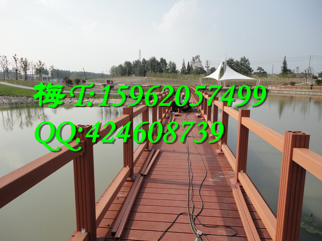 1.绿华塑木栏杆使用规格 免费咨询热线:15962057499 绿华塑木栏杆主要是长期使用在公园栈道,栈桥,亲水平台,小区,别墅,港口,码头,海边湿地等各种环境下的市政工程和户外园林景观工程。 绿华塑木免费为客户提供好塑木栏杆施工指导和安装指导。同时免费为客户提供塑木栏杆的设计服务。绿华塑木产品使用期20年。 如果您需要的塑木栏杆款式和使用规格和我们这款不同,欢迎拨打我们的24小时免费咨询热线:15962057499或者使用QQ在线服务,我们将为您进行免费的塑木栏杆价格报价和提供详细的塑木栏杆搭配方案,为