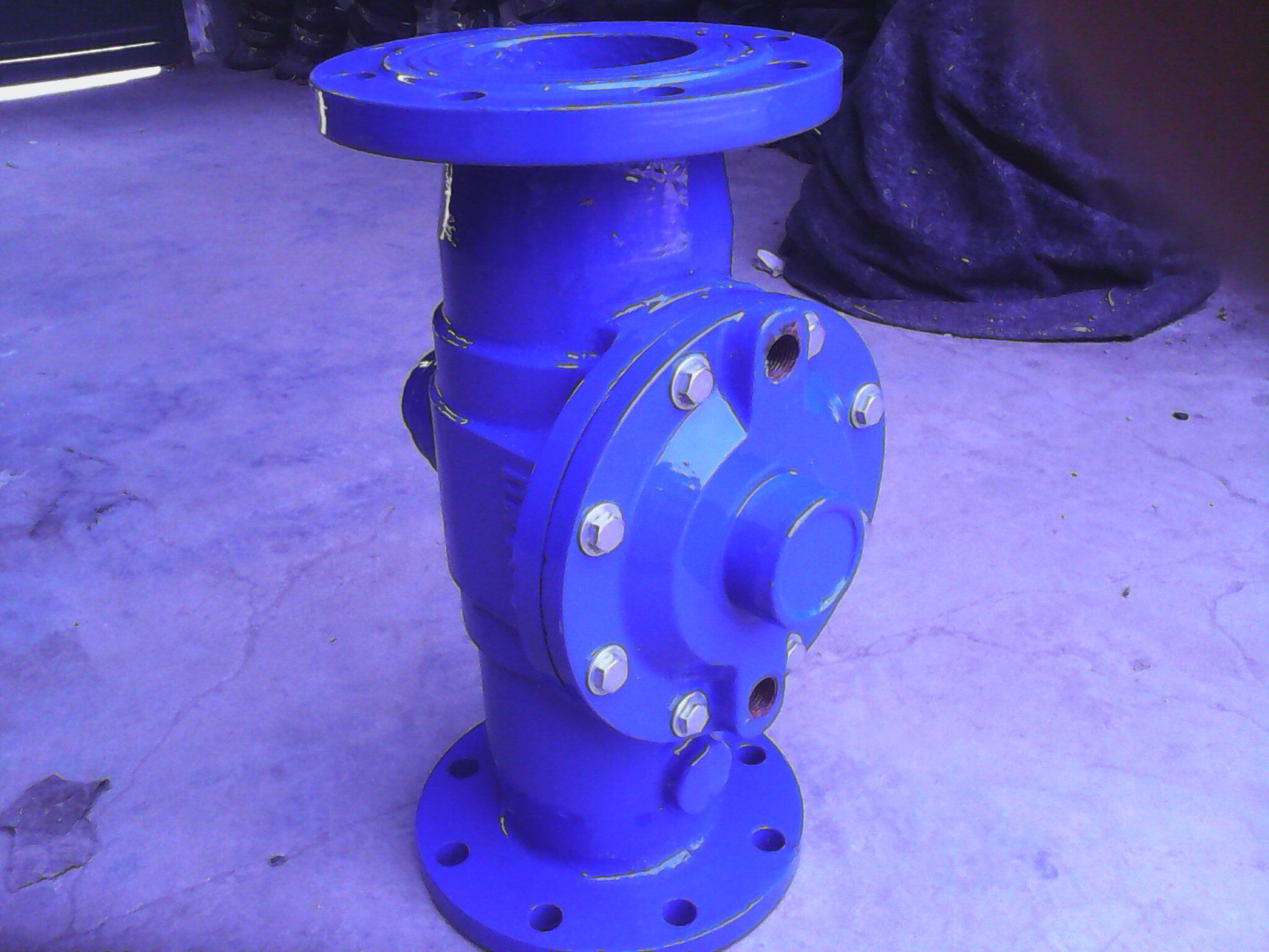 倒流防止器是一种采用止回部件组成的可防止给水管道水流倒流的装置