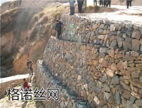 根据受力方式,分为仰斜式挡土墙和承重式 挡土墙.