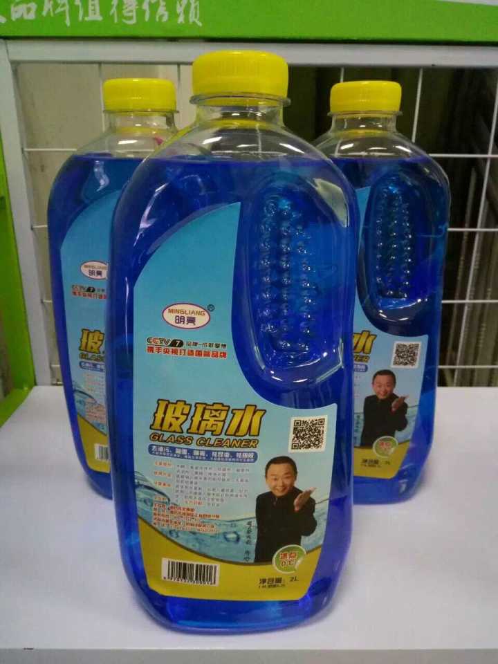 《个项目生产工艺简单,2个人就可以生产,大人小孩都可以帮忙,投资小,没有风险,场地有水有电,小型的30~40平米就可以,中小型50~60平米,中型100平米以上,小型和小中型适合家庭式生产,设备本身就是半自动的,是一机多用的,平常用的玻璃水、防冻液、洗车液、全能水、轮胎蜡都可以生产。现在随着设备的不断更新也有全自动线的,是工厂型的,自己办理小型工厂自己当老板。 14年12月以后出厂的国4车和柴油车,都是带着尿素壶的,国家强制实施用车用尿素。 问题什么是车用尿素呢? 车用尿素是大型柴油车、中型卡车、客车、公