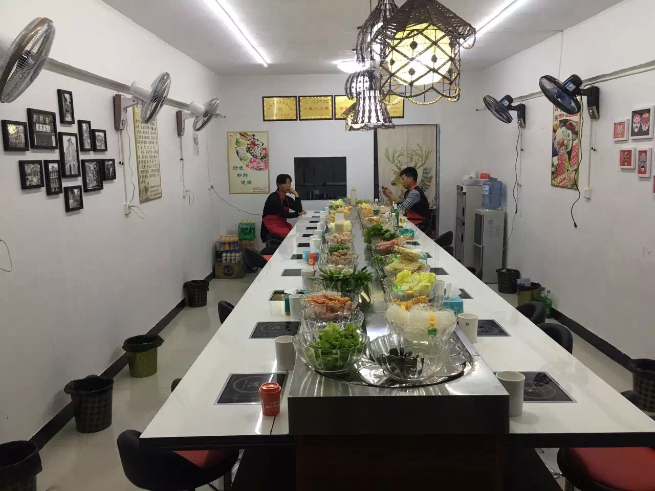 延安自助旋转火锅设备 延安回转自助小火锅设备:1、设计:由专业设计师根据客户所给的店铺平面图,客户的要求,对输送设备、座位、厨房、前台、 储物室和工人休息室等场地进行合理地规划,尽可能的满足客户需要。2、制作:xx根据输送设备的施工图制作回转输送带。 3、拆解:为了方便运输的要求,xx将回转输送设备拆解成几个可组合部分。4、组装:回转输送设备被运送到店铺以后, xx将其进行组装和调试。主要材质:采用完全符合国家餐饮器具卫生标准材质-304不锈钢、表面光亮、易于清洗、永不锈蚀 。电机全部采用台湾产进口减速