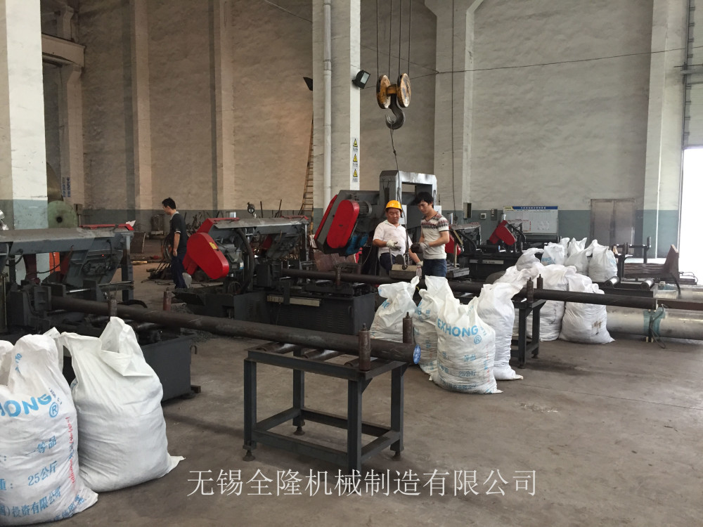 带锯床是用于锯切各种金属材料的机床,按结构分为卧式与立式;按功能分为半自动、全自动、数控。卧式又可分为双立柱与剪刀式。 结构组成 主要部件有:底座、床身、立柱、锯梁和传动机构;锯条导向装置;工件夹紧装置;锯条张紧装置;送料机构(自动系列);液压传动系统;电气控制系统;润滑及冷却系统。 适用材料 带锯床主要用于锯切碳素结构钢、低合金钢、高合金刚、特殊合金钢和不锈钢、耐酸钢等各种合金及金属材料,随着锯条技术的发展,普通玻璃,单晶硅,宝石坯逐渐进入锯切菜单中。 带锯床的系统功能: 液压传动系统由泵、阀、油缸、油