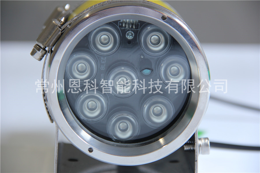防爆补光灯产品特点: 视窗采用特殊的钢化平板玻璃制作,在坚固耐用的同时,保证了画质的清晰 视窗玻璃表面经纳米技术处理,光通率高,不粘水,不粘油,排斥灰尘 具备1个出现空,可使用防爆挠性管或铠装电缆进行防爆电气连接 安装方便,围护简单,可选用万向节配合固定支架,适合墙壁、基座、立柱等安装 全304不锈钢材质,防腐、防尘、防水 内部安装红外夜视 可安装网络/模拟CCD摄像机