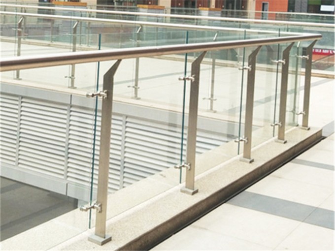 玻璃不锈钢护栏厂家  玻璃不锈钢护栏结构一般分为主导,栏杆,主杆