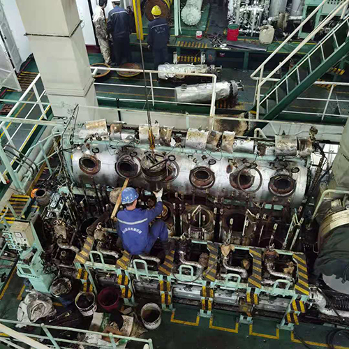 柴油机维修现场：
