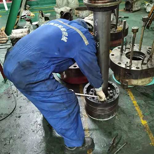 柴油机维修现场