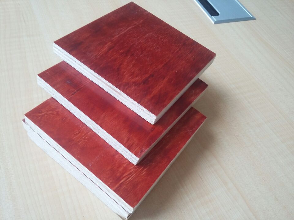 江苏沭阳金森源建筑模板全部采用优质全整芯杨木制作而成,具有自重小、承重大、韧性高等特点。表面采用防水性能强的酚醛树脂处理,具有耐酸,耐碱、防水等性能,使得水泥模面较为光滑,能较好的进行拆模和避免二次披灰,大大提高工作效率和节省了人力、材料 。整板水分小于10%,建筑模板价格优惠,可循环使用8次以上。板面平滑,板内无连接空隙。
