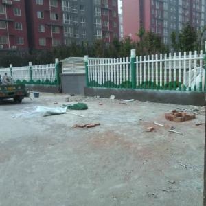 綠白相間普通水泥護欄