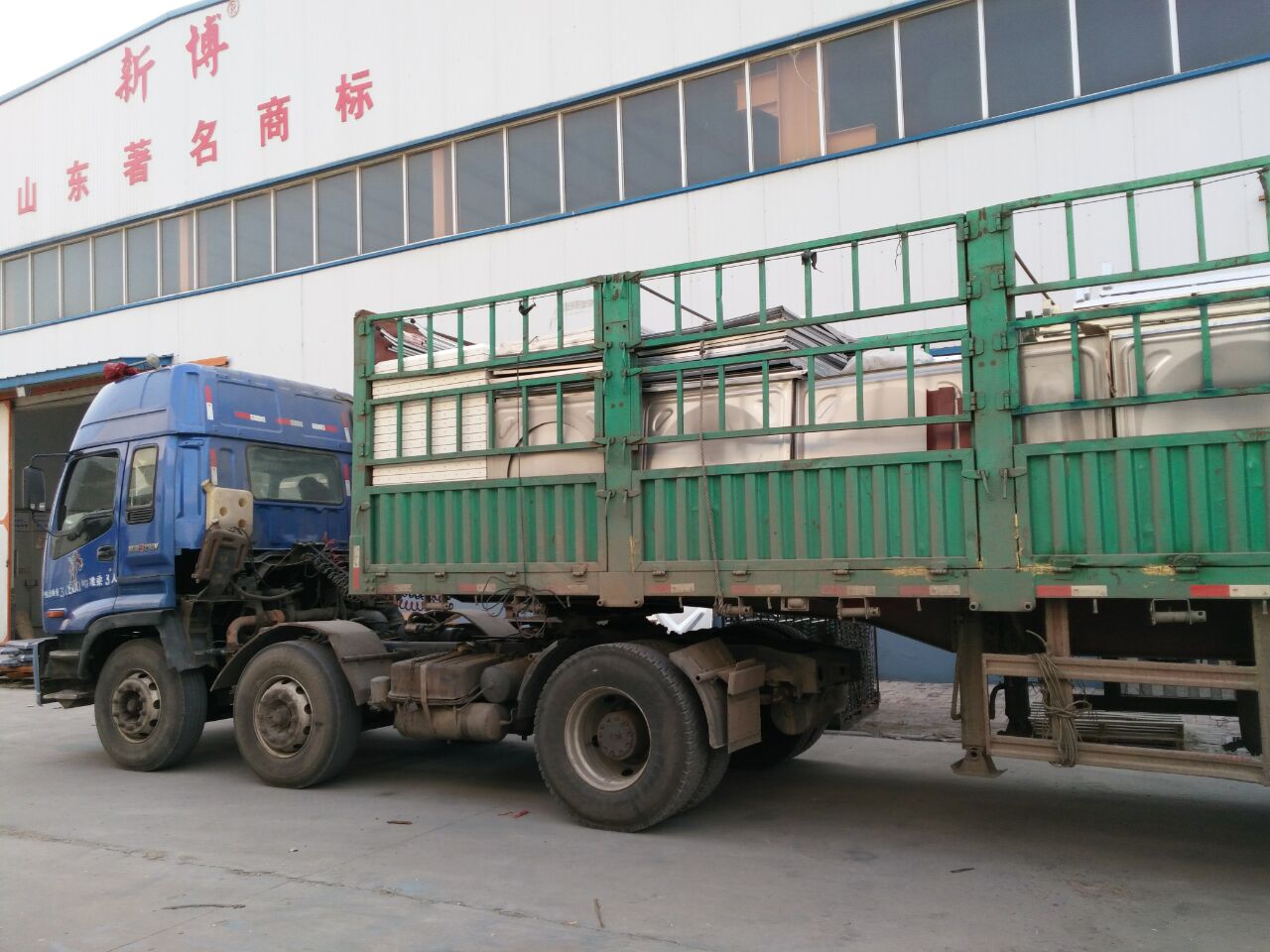 新博13米货车正在装货中即将发往长春