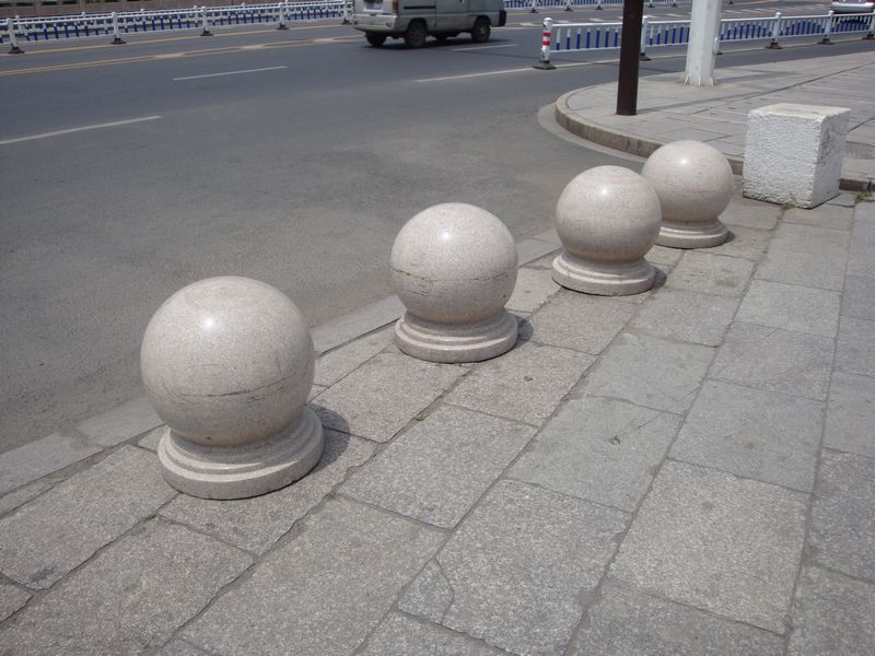 路边石,广场板材,大楼干挂等用处最多, 五莲花石材品质高,且因为五莲