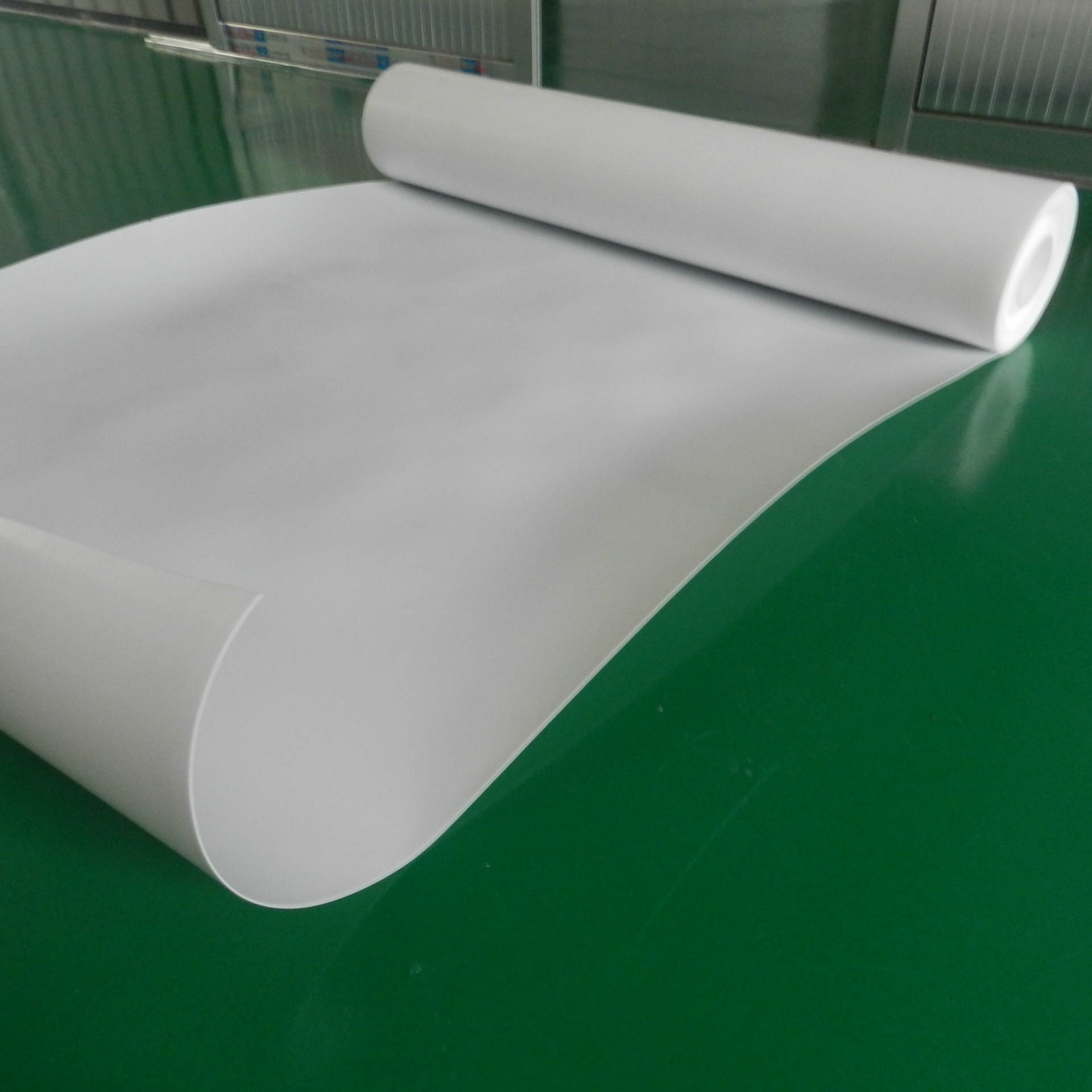 目前,各类聚四氟乙烯制品已在化工,机械,电子,电器,军工,航天,环保和