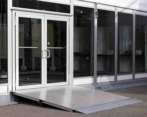 门框作为铝合金玻璃门的固定支架,必须保证门框的质量良好,所以在日常