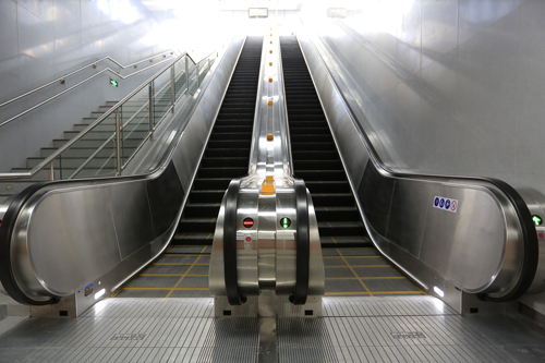 1)全透明式:指扶手护壁板采用全透明的玻璃制作的自动扶梯,按护壁板