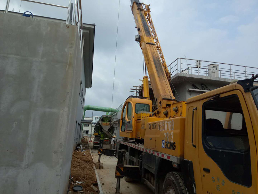 工地吊混泥土现场